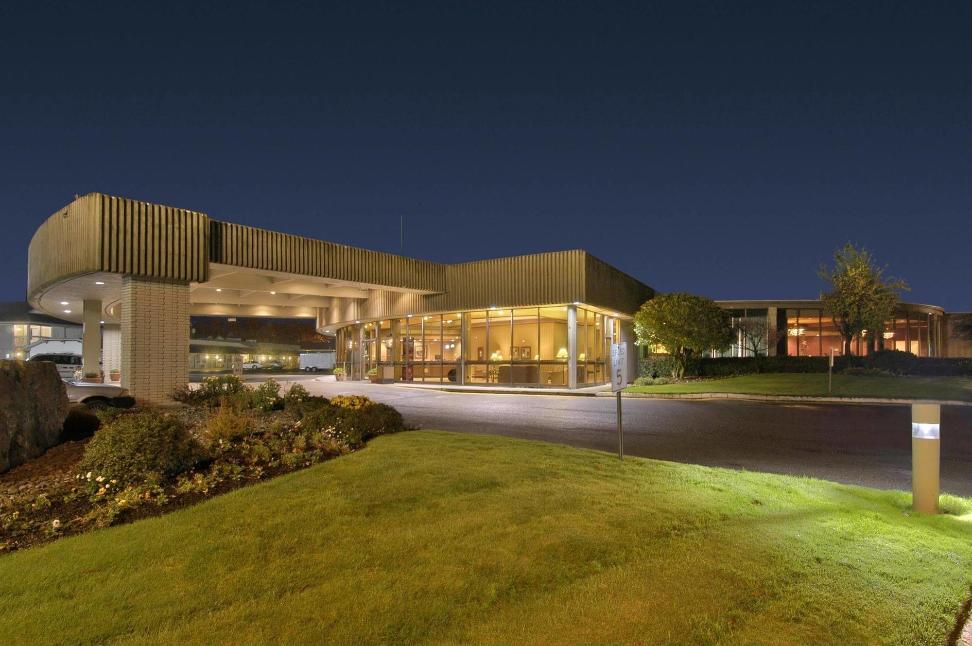 Red Lion Hotel Coos Bay Exterior photo